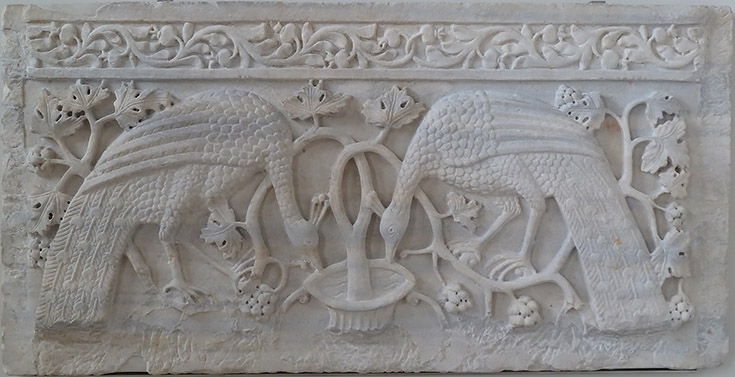 Орнамент на алтаре из белого мрамора
